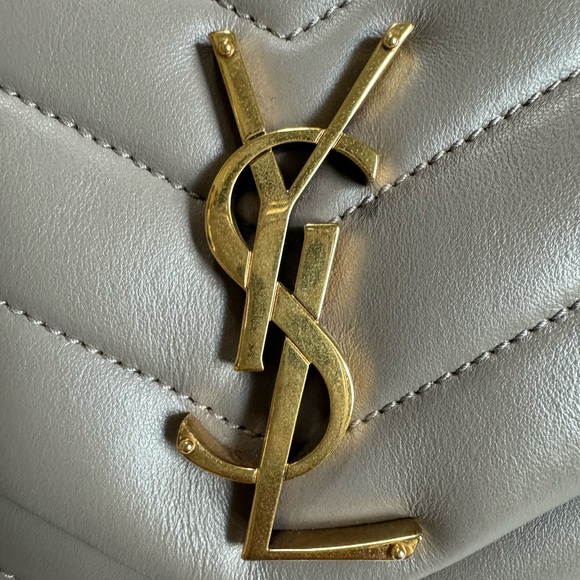 Saint Laurent Medium Loulou - Picture 7 of 16